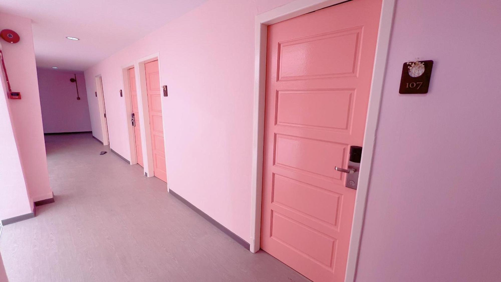Pink Cabana Hotel George Town Exterior photo