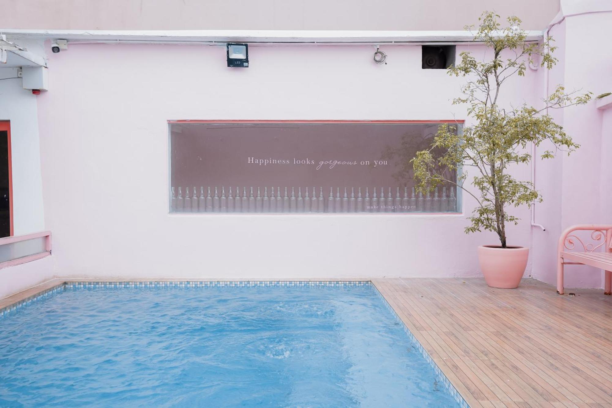 Pink Cabana Hotel George Town Exterior photo
